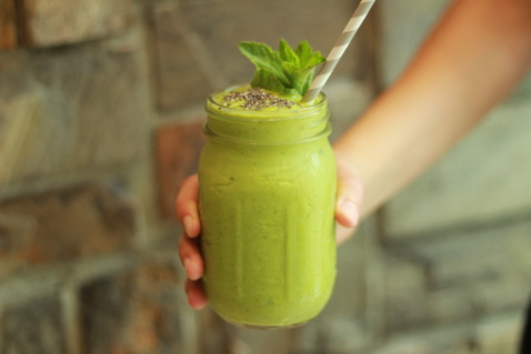 A Jujubeet green smoothie decorated with mint leaves