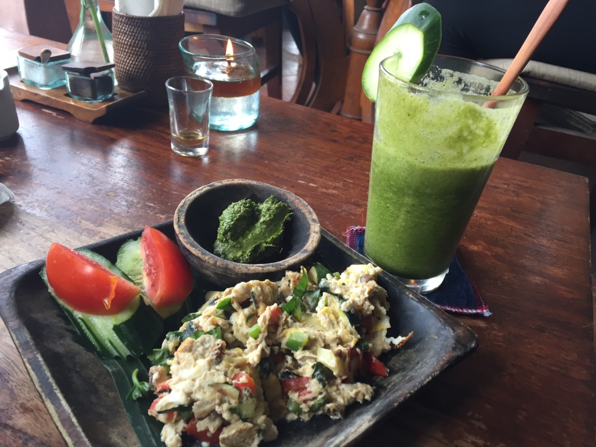 Grilled veggie egg scramble with fresh pesto & papaya, spinach & honey juice
