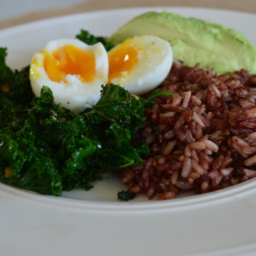 Rice, avocado, a boiled egg and kale